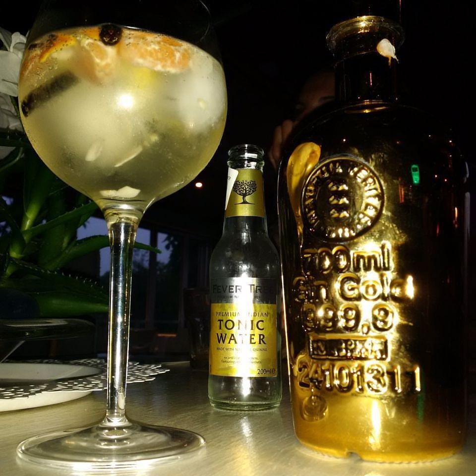 chai rượu Gin Gold 999.9 700ml